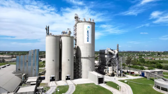 La empresa que levanta 5 estadios Kempes al año, sopla 95 velitas: Holcim celebra a lo grande y sigue construyendo progreso