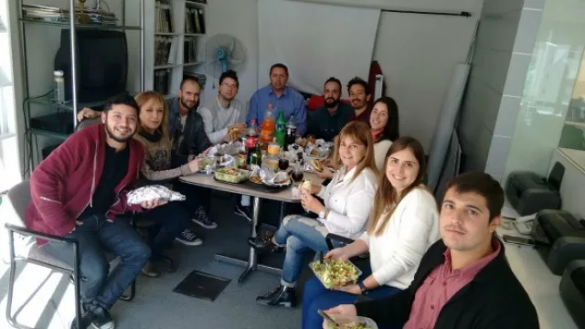 Parte del equipo almorzando exquisitas comidas de -Gustó- cliente de la agencia.