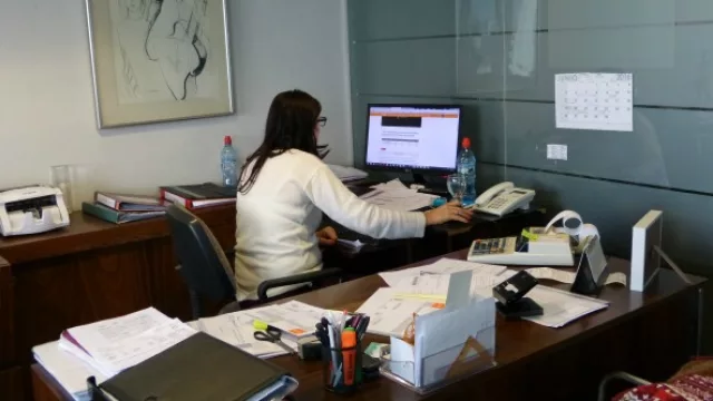 María José Garzón -Jefa de Administración- en plena jornada laboral.