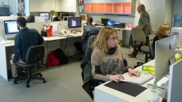 En la otra mitad del amplio e iluminado piso, funciona el área de: Creatividad, Producción y Coordinación.