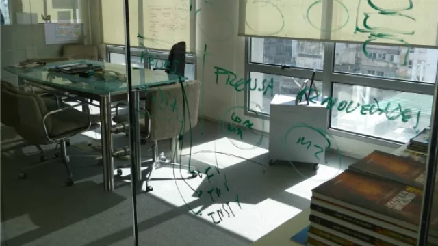 La oficina de Sebatián García Díaz lleva en sus paredes la huella de los trabajos.