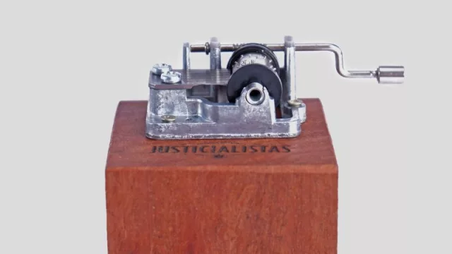 Justicialistas: la marca cordobesa que apuesta al cuero argentino (¿el plus? Venden una cajita que toca la Marcha Peronista)