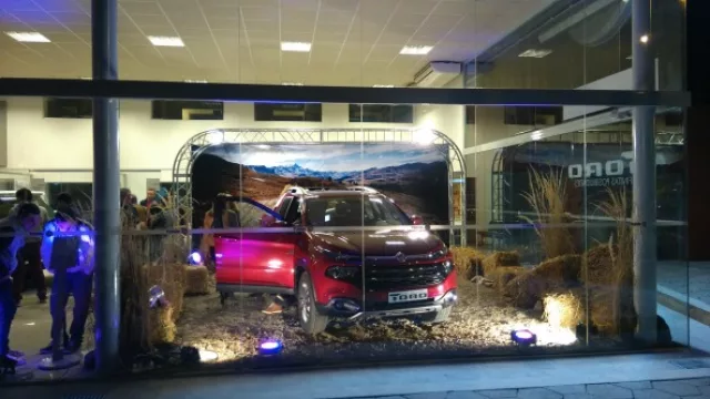 En Turin, se montó una vidriera que en perspectiva daba una sensación de continuidad del camino.