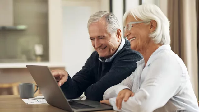 IA (también) para mayores de 50: lanzan capacitación gratuita en Argentina y Uruguay