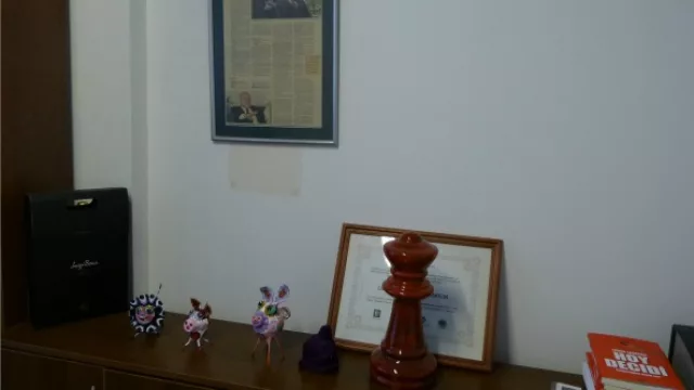 La sobria oficina lleva la impronta de Jorge Lawson  ex Ministro de Comunicación y fundador de la agencia.