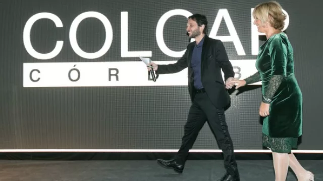 Germán Paolovsky, conductor de evento, lleva al centro de la escena a Miriam Prieto, presidente de Grupo Colcar.