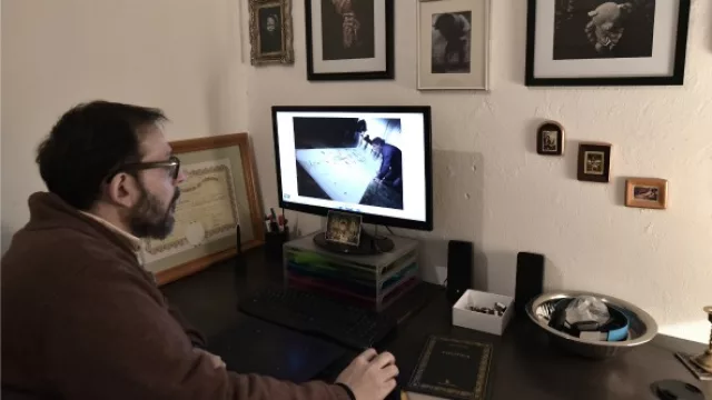 Toty Cáseres Director de Arkhé trabajando en su oficina.