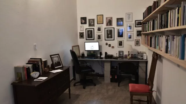 La oficina de Toty alberga algunos de sus mejores retratos.