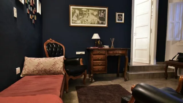 El consultorio de Toty y su esposa ambos Psicólogos, funciona en un ala de la casona.