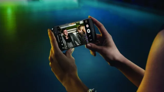 Es un celular, sí… pero también un ecosistema