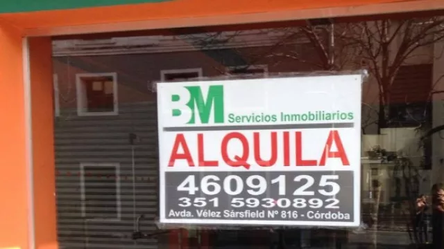 Un cartel de Se Alquila en Mercado Central. El restó busca reducir el impacto de los costos fijos.