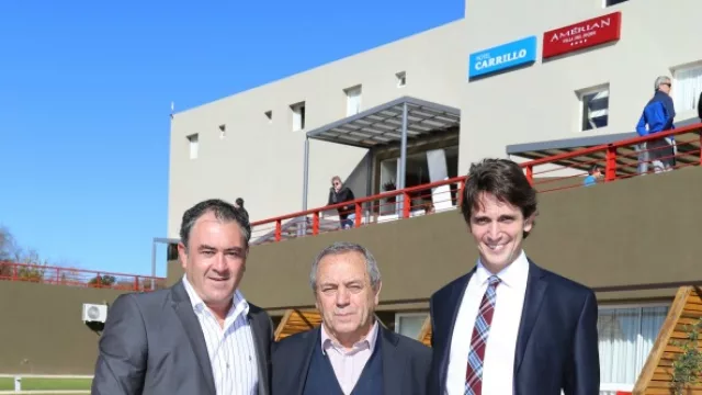 Valeriano Torres, Paso y Amegual frente a la fachada del nuevo hotel.