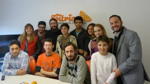 (Arriba) Ariel Monjes, Nicolás Viglietti y Martín Molina. (En el medio) Sabrina Martínez, Pamela Antón, Julia Oneto, Gabriela Pastore y Franco Giménez. (Abajo) Marcelo Martínez, Exel Zeitgeister, Juan Manuel Crossio, y Matías Giménez (hijo de Sabrina y Franco).