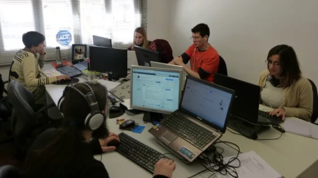 El área de la producción de la agencia trabaja concentradamente.