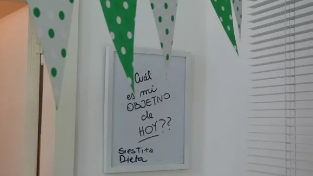 Pizarrones con frases decoran parte del comedor de la agencia.