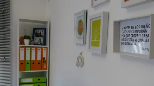 En la oficina de Sabrina hasta las carpetas de archivo llevan los colores naranja y verde.