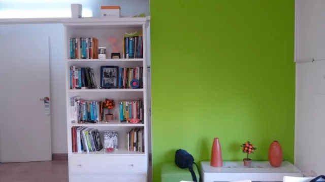 El verde y el naranja predominan en la decoración de la agencia.