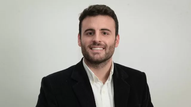 Gonzalo Meneses, asesor Comercial; .