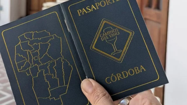 Página por página: así es el Pasaporte de los Caminos del Vino en Córdoba (cómo convertirte en un “Wine Lover”)