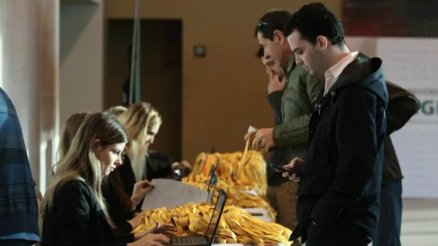 Desde temprano, los más previsores llegaron para acreditarse con tiempo a las charlas.