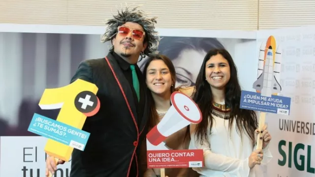 La Universidad Siglo 21 (con nueva imagen institucional) y sus siempre ocurrentes activaciones.