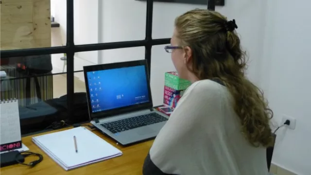 Jéssica Bartel diseñadora gráfica de la agencia.