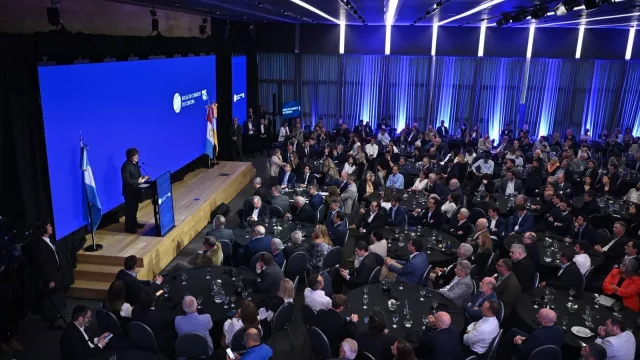 Aunque se ponga “la campaña al hombro”, Milei no llega al 26 de octubre con este nivel de quema de reservas