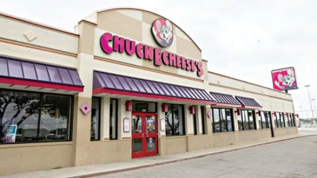 Chuck E. Cheese´s combina restaurante y entretenimientos para toda la familia.