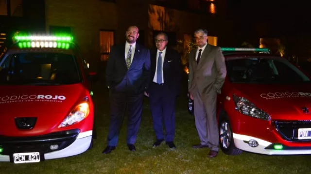 ablo Paltrinieri, Gerardo Amuchástegui y Ricardo Pickesteiner, del Grupo Hospital Privado, junto a los -Vehículos de Rápida Respuesta-.