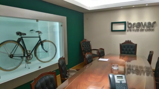 La bicicleta de Dorn Arón Braver en la sala de reuniones de la empresa.