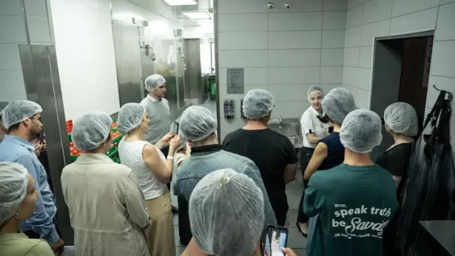 McDonald’s y una nueva edición de Puertas Abiertas, el programa que invita a clientes a recorrer sus cocinas y conocer cómo se preparan las hamburguesas