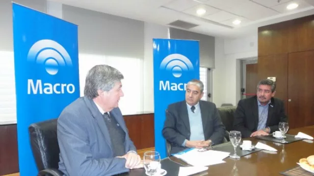 Eduardo Celani, Gerente Divisional de Banco Macro en Córdoba, y autoridades del Ministerio de Educación de la provincia, al suscribir el acuerdo.