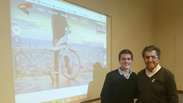 El Ministro Walter Robledo y Lucas Toledo, emprendedor tecnológico, fundador y CEO de Bignay Inc., creador de Gi FlyBike.