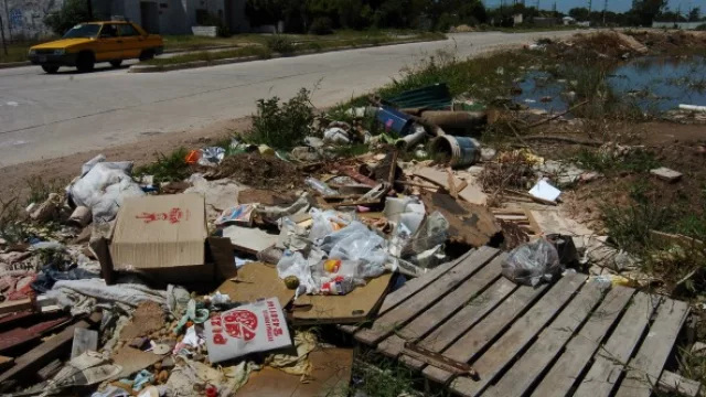 En la calle Los Incas, en Villa Revol, detrás del exbatallón, un gran basural se extiende por casi 10 cuadras. (Foto Día a Día)