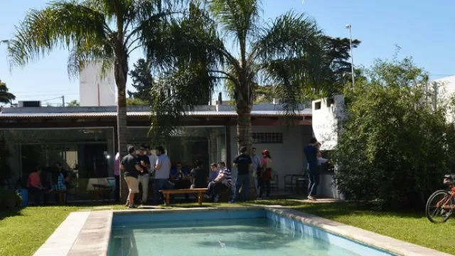 El jardín con quincho, pileta y asador.