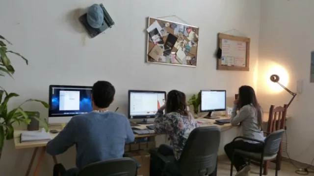 Los chicos trabajan y las listas de spotify pasan una tras otra.