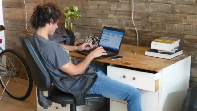  Nico Spitale -bussiness- de Boina trabajando.