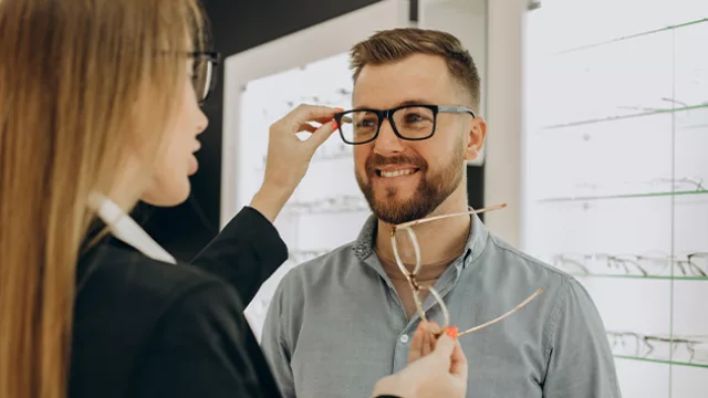 Un beneficio que se ve clarísimo: descuentos en óptica con el Club IN