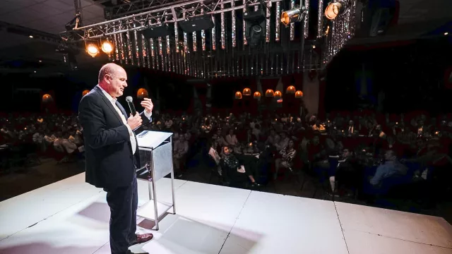 Vino, habló y ¿convenció? Lo que dejó el encuentro de Sturzenegger con empresarios (600 comensales a $200.000 por cabeza)