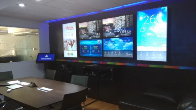 En la sala de reuniones de la agencia se pueden apreciar, lo carteles de led que ofrecen con su servicio Singboox.
