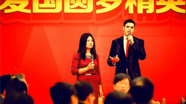 Gómez López, quien habla 8 idiomas, entre ellos chino y japonés, dando una charla en una ronda de negocios.