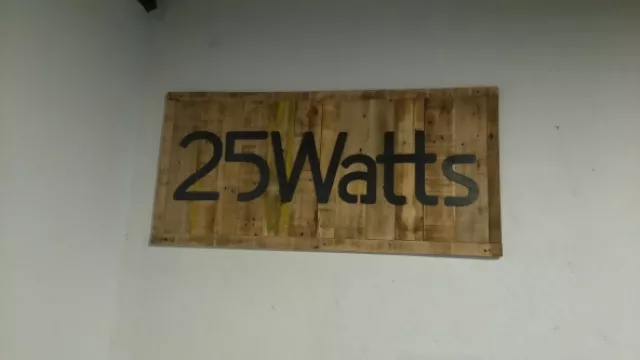 La decoración estilo industrial presente en toda la agencia.