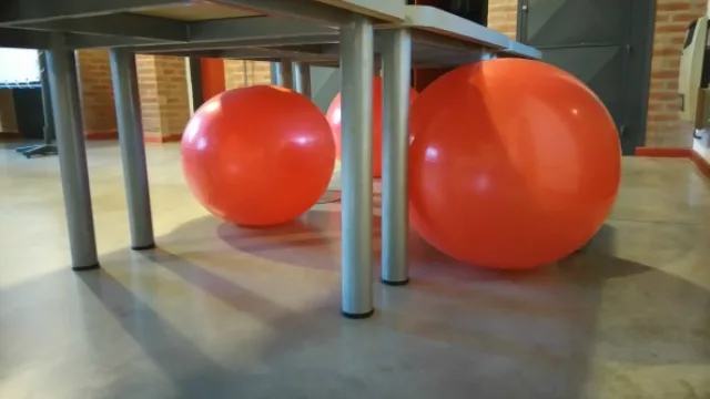  Las pelotas suizas se usan en las actividades que realizan de gimnasia laboral.