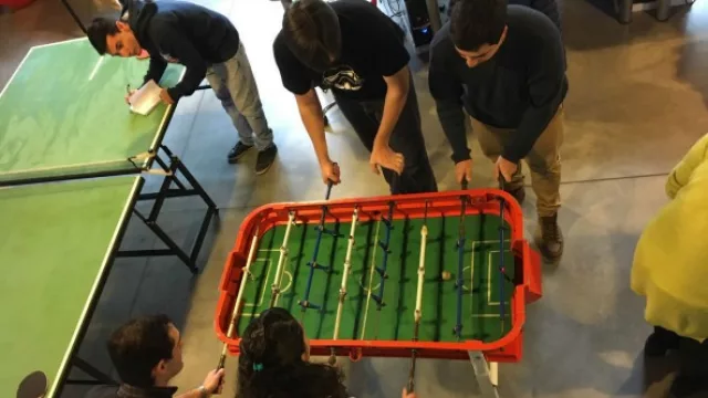 Ping pong, metegol y tejo la propuesta de una de las duplas de la agencia.