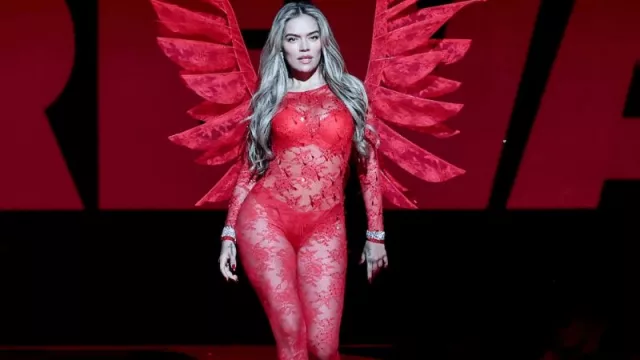 Karol G conquista el Olimpo de la Moda: Latinoamérica le pone fuego al Victoria's Secret FS 2025