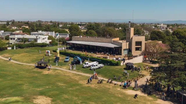 Gastronomía, entorno natural y eventos a medida: así es Argumento, el restaurante del Jockey que funciona como “oasis” urbano