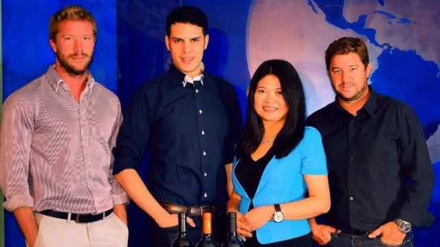 Pablo Castelvetri, Ramiro Gomez López y Sebastián Castelvetri junto a una representante comercial china.