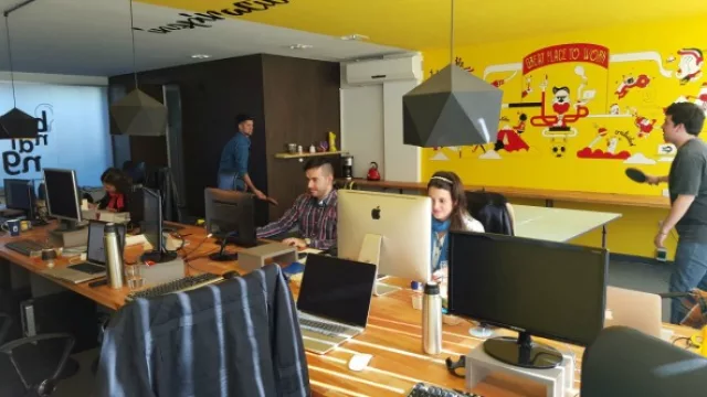 En el tiempo de trabajo, también hay lugar para un recreo ping pong de por medio.