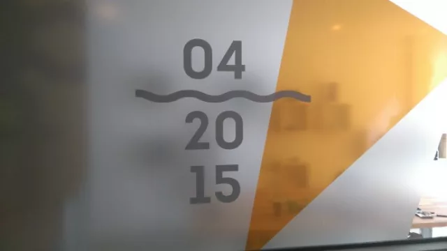 La fecha aniversario de la agencia, también forma parte de la decoración.