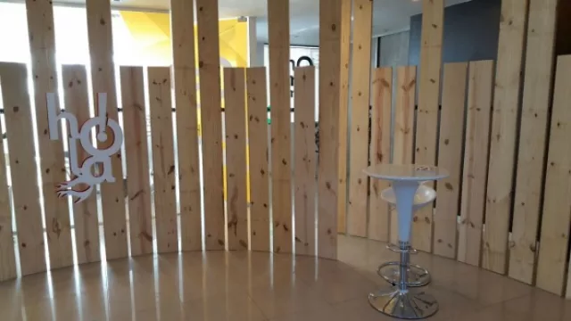 La recepción donde no hay recepcionista, pero si un Hola enorme.